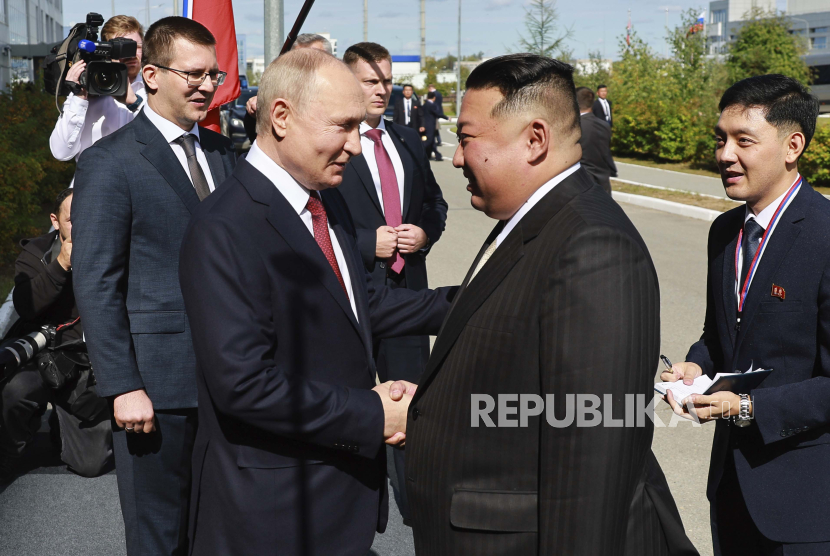 Presiden Rusia Vladimir Putin (kiri) dan pemimpin Korut Kim Jong Un bertemu di Kota Tsiolkovsky, Rusia, Rabu (13/9/2023).