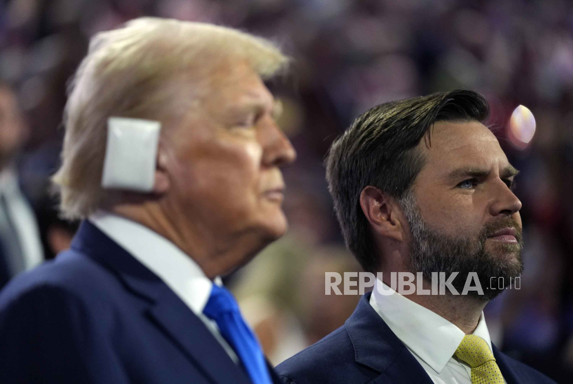 Calon presiden dari Partai Republik yang juga mantan Presiden Donald Trump bersama Calon wakil presiden dari Partai Republik Senator Ohio JD Vance saat Konvensi Nasional Partai Republik di Milwaukee, Selasa (16/7/2024). Mantan presiden AS Donald Trump mengumumkan Senator Ohio JD Vance sebagai calon wakil presiden dan Wakil Presiden yang dipilihnya untuk pemilu November mendatang.