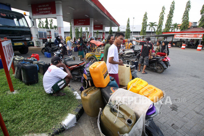 Nelayan antre membeli bahan bakar minyak (BBM) jenis solar di SPBU (ilustrasi). Sebagian nelayan di Medan tidak melaut karena kesulitan mendapatkan pasokan bahan bakar minyak (BBM) jenis solar.