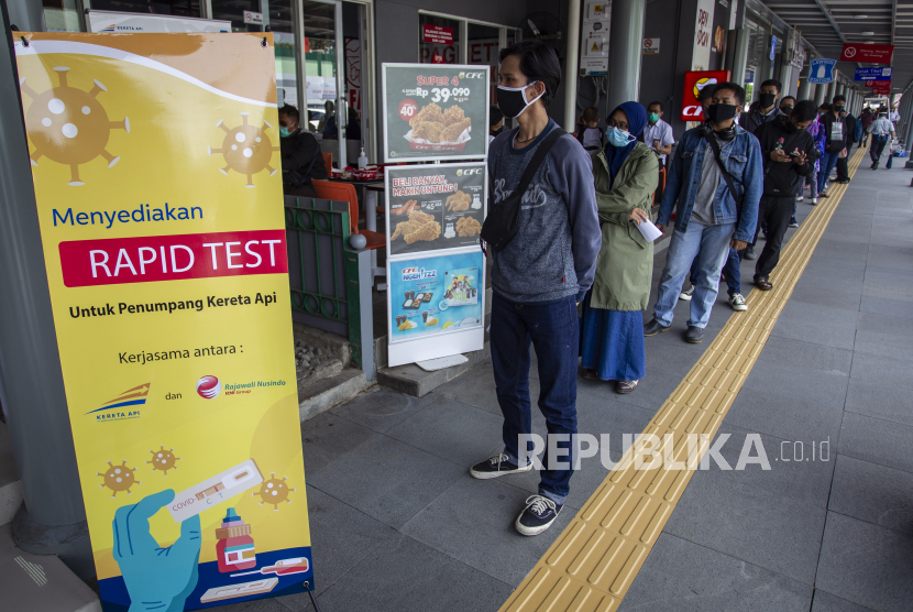 Calon penumpang antre untuk mendapatkan hasil tes cepat (rapid test) COVID-19 di Stasiun Pasar Senen, Jakarta, Senin (27/7/2020). PT Kereta Api Indonesia (Persero) dan PT Rajawali Nusantara Indonesia (Persero) menggelar layanan tes cepat COVID-19 untuk pengguna kereta api jarak jauh di stasiun dengan tarif Rp85 ribu dan akan tersedia bertahap di 12 stasiun. 