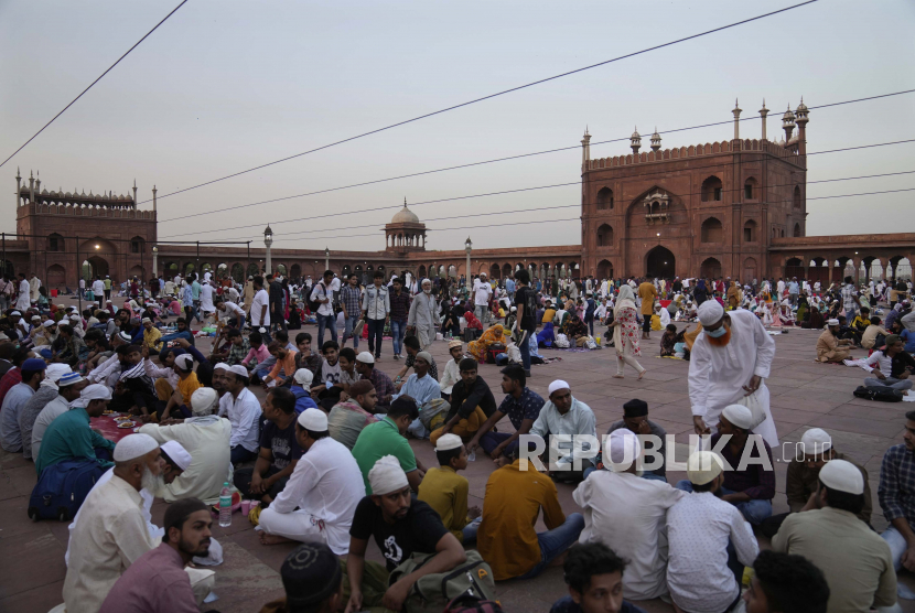 Umat Islam Masjid Jama di New Delhi, India (Ilustrasi). Islam menyebar di wilayah India dengan cara damai dan oleh para pegiat tarekat sufi