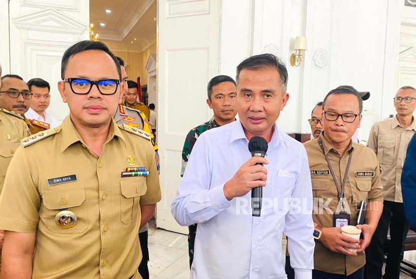 Pj Gubernur Jawa Barat Bey Machmudin (kanan), didampingi Wali Kota Bogor Bima Arya (kiri), diwawancara usai melakukan kunjungan kerja pertama ke Kota Bogor, Senin (11/9/2023). 