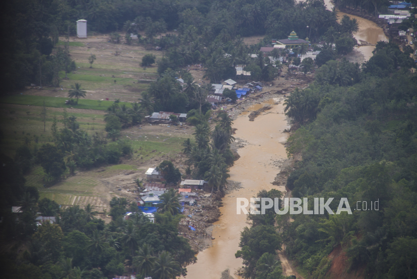 Foto udara kondisi sebuah desa yang luluh lantak akibat banjir bandang di Kabupaten Hulu Sungai Tengah, Kalimantan Selatan, Minggu (24/1/2021). ilustrasi