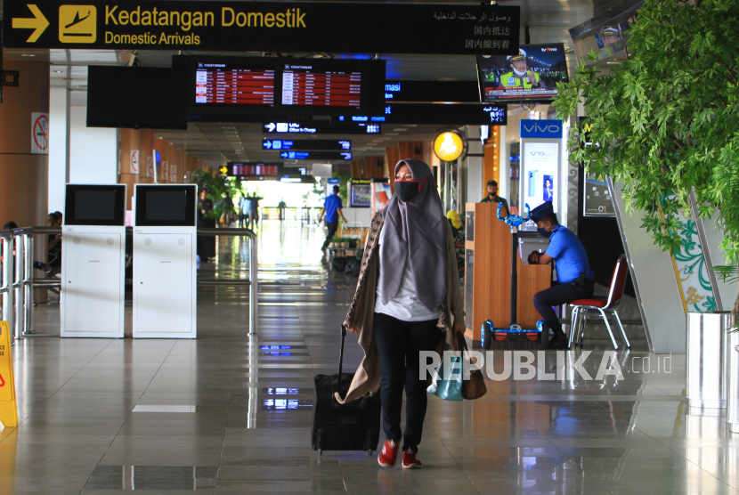 Seorang penumpang pesawat berjalan menyusuri koridor di Bandara Internasional Supadio, Kabupaten Kubu Raya, Kalimantan Barat, Jumat (24/4/2020). Angkasa Pura II menyebutkan Bandara Supadio mulai 25 April hingga 31 Mei 2020 hanya akan melayani penerbangan khusus serta kargo