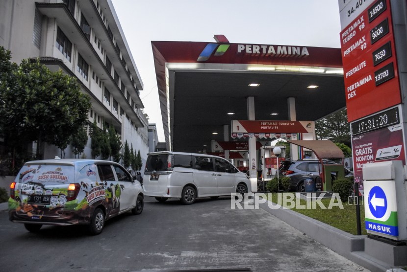 Sejumlah kendaraan antre untuk mengisi bahan bakar minyak (BBM) di SPBU Pertamina Riau, Jalan LLRE Martadinata, Kota Bandung, Rabu (30/3/2022). 