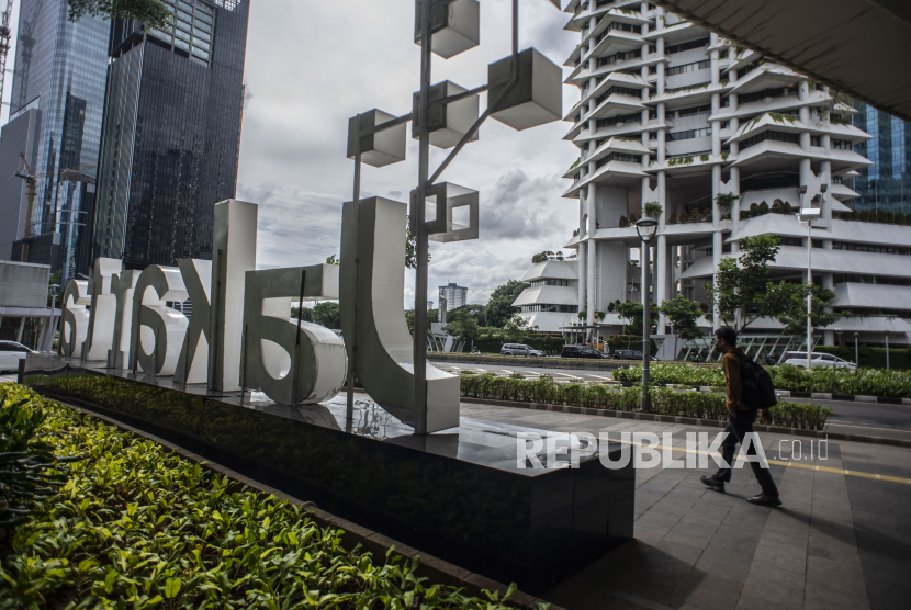 Seorang warga berjalan di jalur pedestrian Jalan Jenderal Sudirman, Jakarta, Senin (28/2/2022). Pemerintah tengah menyusun strategi untuk mengubah status pandemi COVID-19 menjadi endemi dengan mempertimbangkan dan memperhatikan berbagai pendekatan dari sisi sains, kesehatan, sosial, budaya, dan ekonomi. 