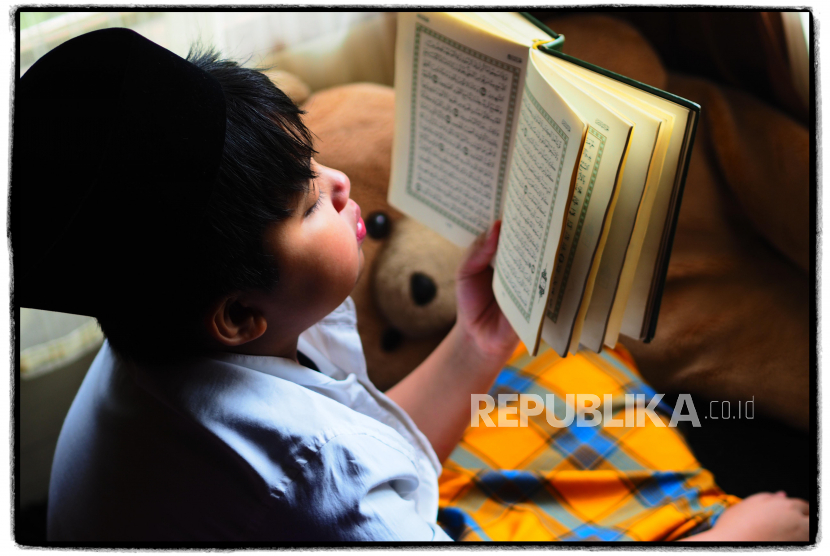 Perumpamaan Orang yang Baca Alquran Ibarat Jeruk Manis. Foto: Ilustrasi anak mengaji alqurananak mengaji mengaji alqurantadarus alquran