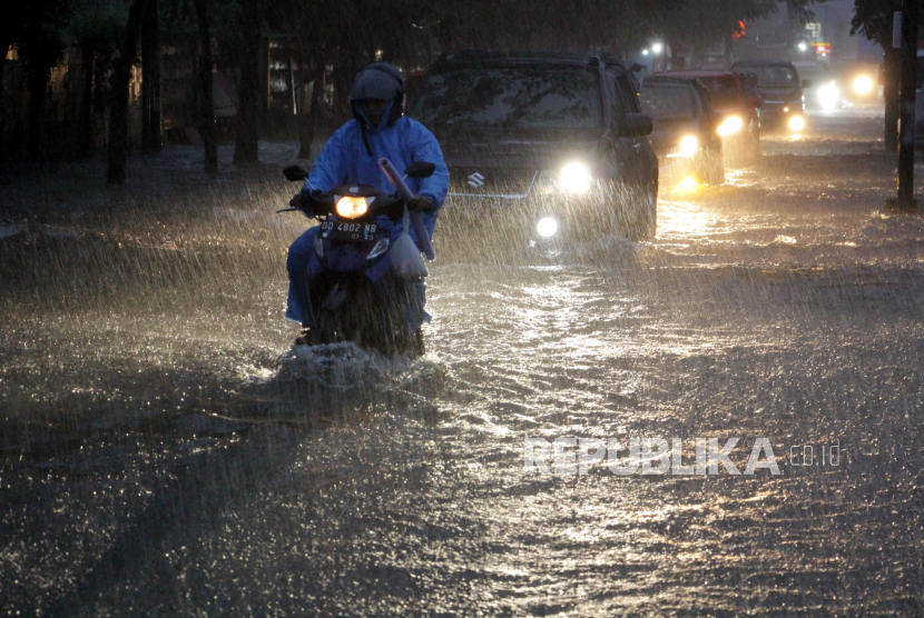 Banjir rob Mamuju, Sulawesi Selatan, diperkirakan akan terjadi hingga 8 Desember.