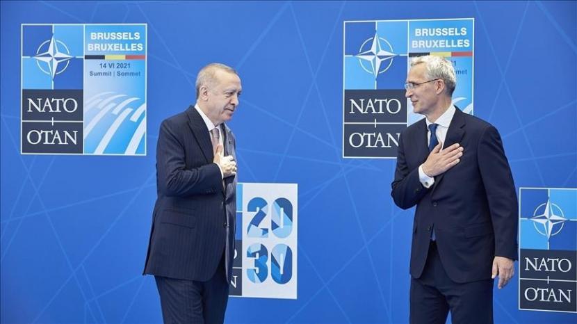 Presiden Turki Recep Tayyip Erdogan akan menjamu Sekretaris Jenderal NATO Jens Stoltenberg dan Perdana Menteri baru Swedia Ulf Kristersson dan membahas tentang bergabungnya Swedia ke NATO 