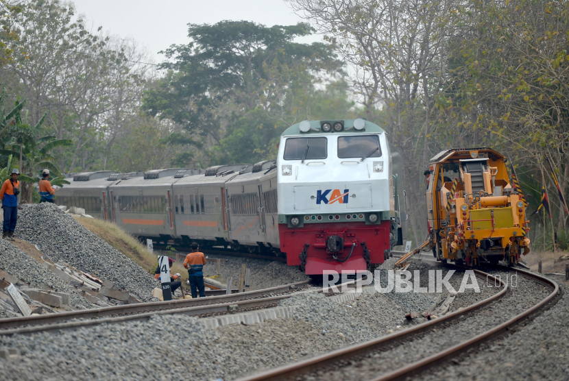 KA Bogowonto melintas pada jalur hilir yang selesai perbaikan di Stasiun Kalimenur, Sentolo, Kulonprogo, Yogyakarta, Kamis (19/10/2023). 