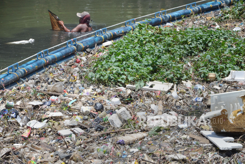 Warga berburu ikan dan cacing sutra di seputaran jaring sampah program Citarum Harum di Sungai Citarum Lama, daerah Bojongsoang, Kabupaten Bandung