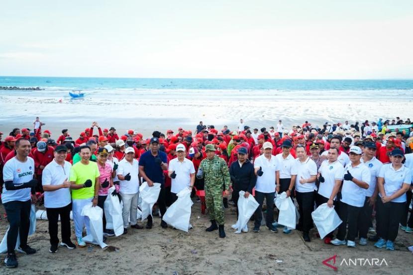 Pemkab Badung bersihkan sampah di Pantai Kuta.