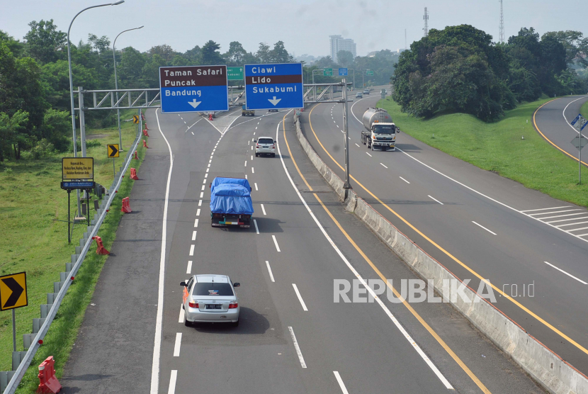 Sejumlah kendaraan keluar gerbang tol Ciawi menuju jalur wisata Puncak, Kabupaten Bogor, Jawa Barat, Selasa (24/3). PT Jasa Marga (Persero) Tbk mengklaim belum mengalami lonjakan trafik kendaraan pada masa pra larangan mudik Lebaran Idul Fitri 2021 saat ini. 