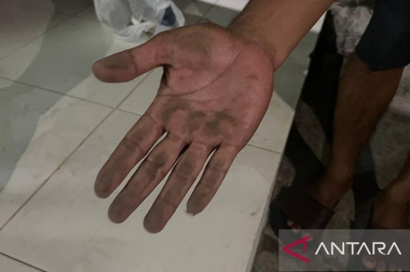 Erupsi Anak Krakatau tebar abu di Banten, warga keluhkan mata perih.