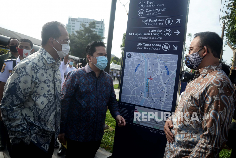 Menteri BUMN Erick Thohir berbicang bersama Menteri Perhubungan Budi Karya Sumadi, Gubernur DKI Jakarta Anies Baswedan berbincang usai peresmian stasiun terpadu di Stasiun Tanah Abang, Jakarta, Rabu (17/6). Program penataan kawasan stasiun terpadu ini adalah bentuk sinergitas antara pemerintah pusat dan pemerintah DKI Jakarta,Demi mewujudkan layanan di bidang transportasi massal yang terintegrasi dan pelayanan masyarakat berjalan optimal