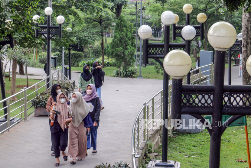 Warga berjalan di Taman Cibinong Situ Plaza, Kabupaten Bogor, Jawa Barat.