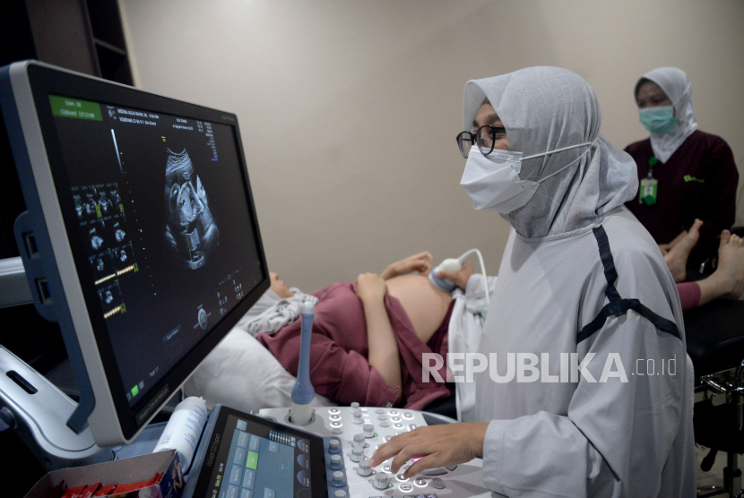 Dokter melakukan pemeriksaan kepada ibu hamil di RSIA Tambak, Jakarta, Selasa (22/8/2023). Asam folat penting bagi ibu hamil.