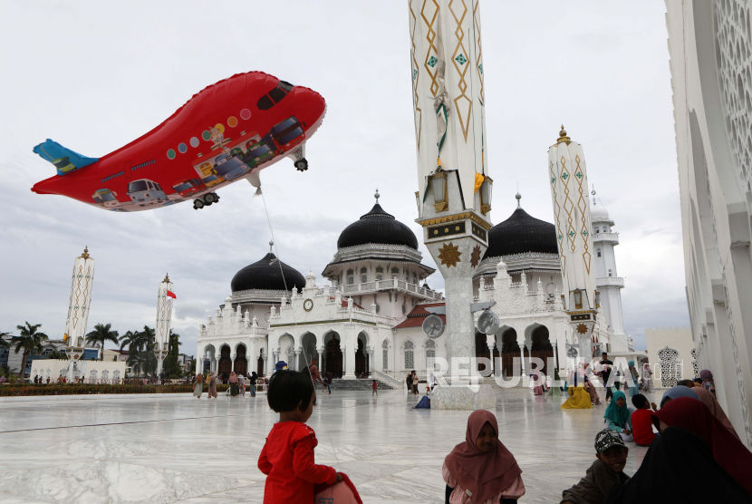 Masyarakat bercengkerama di Masjid Raya Baiturrahman saat libur Idul Adha di Kota Banda Aceh, Provinsi Aceh, 12 Juli 2022.