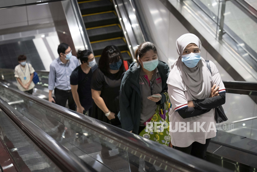 Longgarkan<em> Lockdown</em>, 2.362 Mahasiswa Malaysia Dipulangkan. Foto ilustrasi: Penumpang menaiki eskalator distasiun kereta Mass Rapid Transit di Kuala Lumpur, Malaysia, Senin (4/5). Banyak sektor bisnis dibuka kembali pada Senin di beberapa bagian Malaysia sejak diberlakukannya lockdown pada 18 Maret lalu