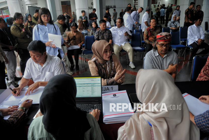 Sejumlah kepala daerah mengisi formulir pendaftaran untuk menjalani tes kesehatan dan pengambilan tanda pangkat di Kantor Kemendagri, Jakarta, Ahad (16/2/2025). Sebanyak 239 kepala daerah terpilih mulai dari tingkat kabupaten hingga provinsi mengikuti cek kesehatan dan pengambilan tanda pangkat pada hari pertama sebelum resmi dilantik pada Kamis (20/2).