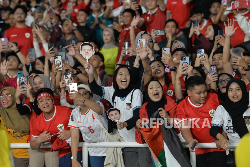 Suporter wanita dan anak-anak memberi dukungan untuk Timnas Indonesia saat laga melawan Irak pada Kualifikasi Piala Dunia 2026 di Stadion Utama GBK, Jakarta, Kamis (6/6/2024).
