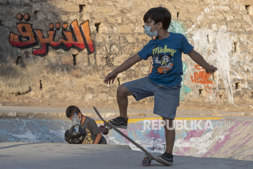 Anak-anak bermain skateboard di Seven Hills Skate Park, Pusat Kota Amman, Yordania, Selasa (22/9). The Seven Hills adalah organisasi nirlaba Yordania yang menggunakan skateboard sebagai alat untuk membentuk karakteristik sosial, kepemimpinan dan kesetaraan gender bagi para pemuda-pemudi yang tidak memiliki akses ke aktivitas ini. Taman skate di pusat kota Amman itu menjadi tempat sekitar 150 pemuda dan pemudi, penduduk setempat dan pengungsi dari Suriah, Yordania, Sudan, Somalia, Yaman dan Palestina, bertemu untuk belajar bermain skate, menikmati perbedaan dan mengetahui satu sama lain saat melakukan latihan fisik. EPA-EFE/ANDRE PAIN 