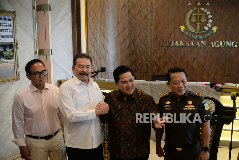 Jaksa Agung RI ST Burhanuddin (kedua kiri) bersama Menteri BUMN Erick Thohir (kedua kanan) usai menggelar pertemuan di Gedung Kejaksaan Agung, Jakarta, Senin (6/3/2023).