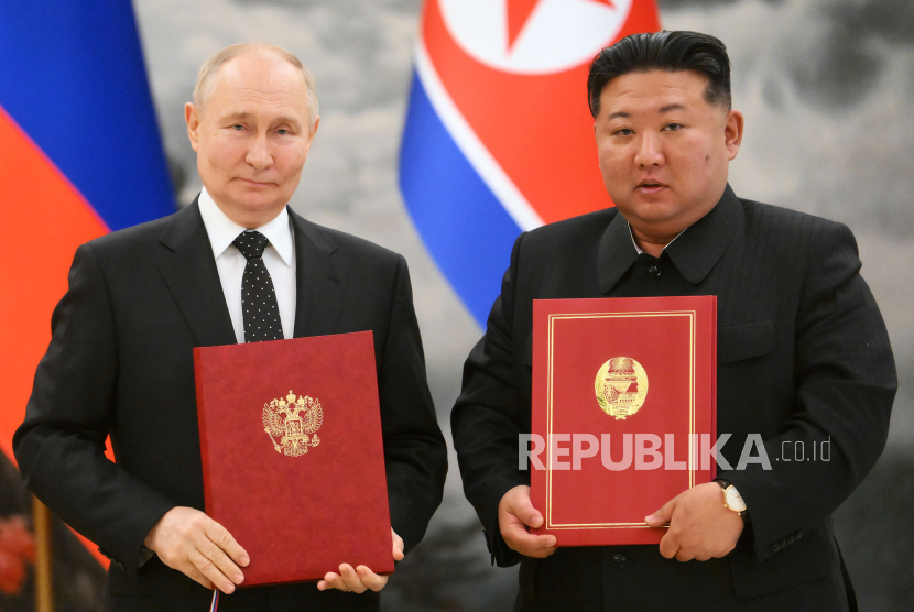 Presiden Rusia Vladimir Putin dan pemimpin Korut Kim Jong-un berfoto saat penandatanganan bilateral di kediaman kenegaraan Kumsusan, Pyongyang, Korea Utara pada Rabu (19/6/2024).