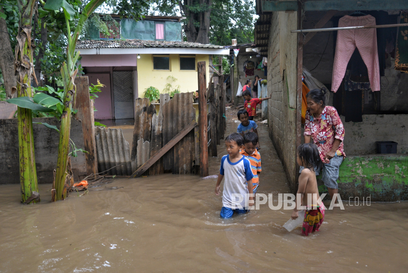 Banjir melanda pemukiman warga di Kawasan Cipinang Melayu, Jakarta. BRIN sebut banjir buktikan drainase di Jakarta tidak sanggup menampung hujan ekstrem.