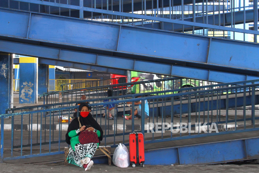 Penumpang menunggu kedatangan bus di Terminal Arjosari, Malang, Jawa Timur, Kamis (23/4/2020).  Organisasi Angkutan Darat (Organda) mencatat, pemberlakuan larangan mudik dalam pandemi COVID-19 membuat okupansi penumpang bus anjlok hingga di bawah 10 persen dan sekitar 1,5 juta jiwa pengemudi serta awak kendaraan terancam dirumahkan