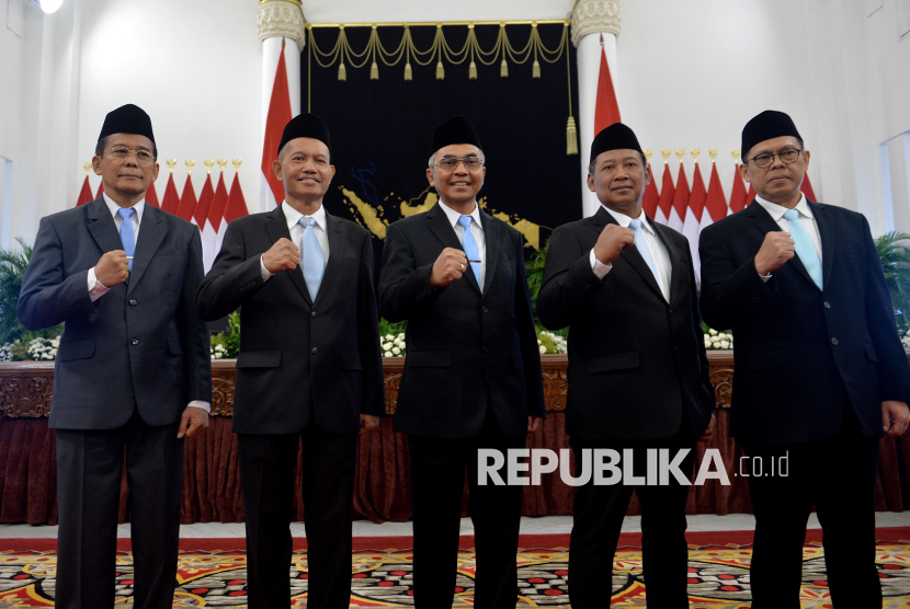 Lima Pimpinan KPK periode 2024-2029 Setyo Budiyanto, ?Fitroh Rohcahyanto, Ibnu Basuki Widodo, Johanis Tanak dan ?Agus Joko Pramono berfoto bersama seusai mengucapkan sumpah jabatan disaksikan langsung Presiden Prabowo Subianto di Istana Negara, Jakarta, Senin (16/12/2024). Presiden Prabowo Subianto menyaksikan pengucapan sumpah jabatan Pimpinan dan Dewan Pengawas KPK periode 2024-2029.