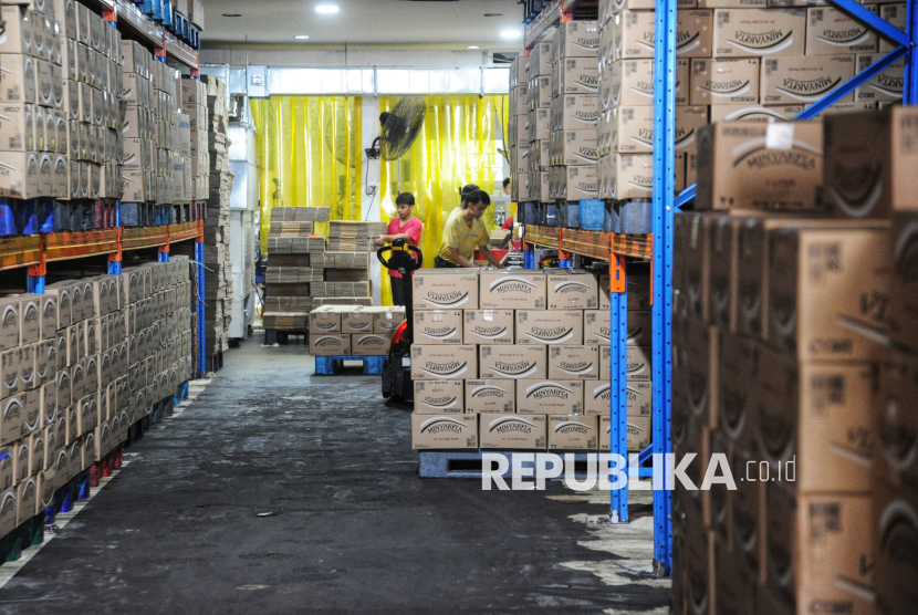 Pekerja menata kardus berisi minyak goreng MinyaKita di salah satu mitra pengemasan MinyaKita di Cakung, Jakarta, Rabu (12/5/2025).