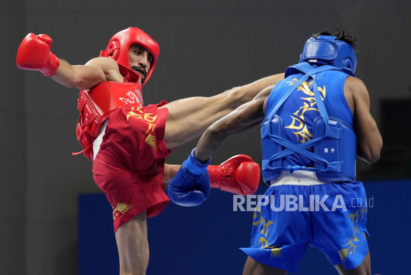 Samuel Marbun (kanan) saat bertarung di pertandingan final sanda 65 kilogram putra Asian Games 2022.