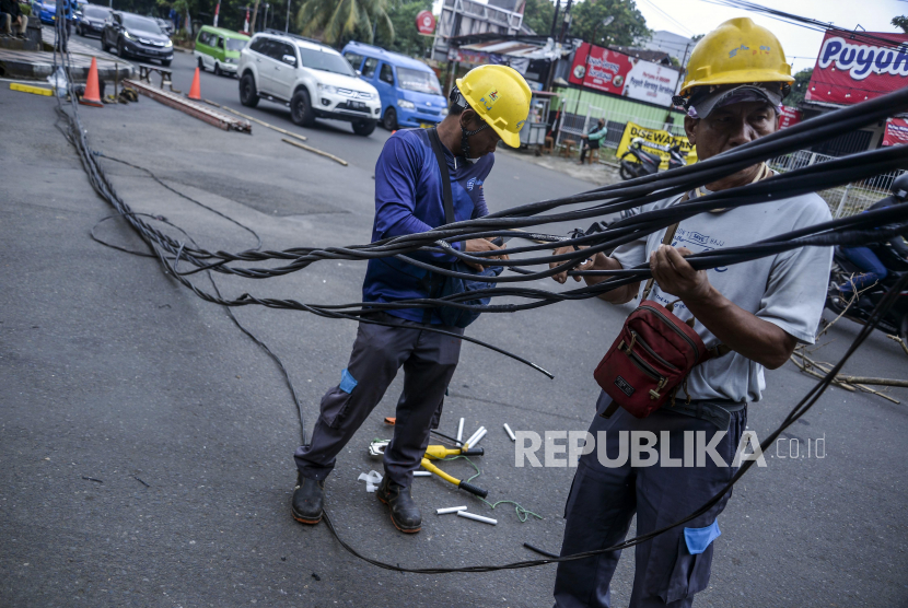 Petugas PLN memperbaiki jaringan kabel listrik (ilustrasi)