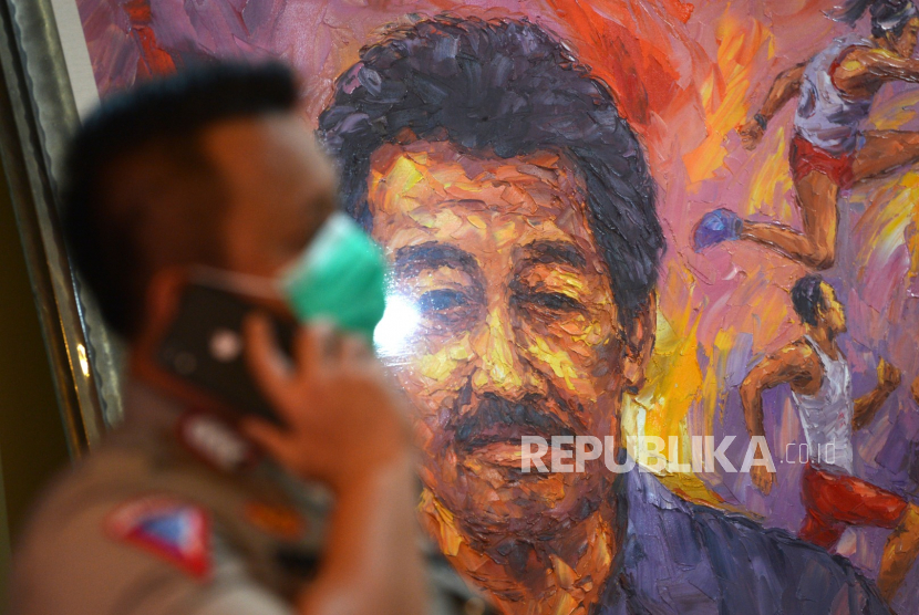 Lukisan wajah Muhammad Bob Hasan dipajang di rumah duka di Kebayoran Baru, Jakarta, Selasa (31/3/2020).   Pengusaha yang juga  Ketua Persatuan Atletik Seluruh Indonesia (PASI) serta mantan Menteri Perindustrian dan Perdagangan (Memperindag) pada era Orde Baru itu wafat pada usia 89 tahun karena kanker paru-paru