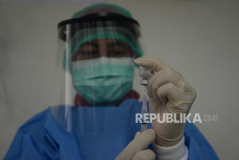 Petugas medis menyiapkan vaksin saat proses simulasi uji coba vaksinasi Covid-19 di Puskesmas Tapos, Depok, Jawa Barat, Kamis (23/10). Pemerintah Kota Depok menggelar simulasi vaksinasi Covid-19 yang dilakukan sesuai dengan Standar Operasional Prosedur (SOP) dalam rangka kesiapan pemberian layanan vaksinasi Covid-19.Prayogi/Republika.