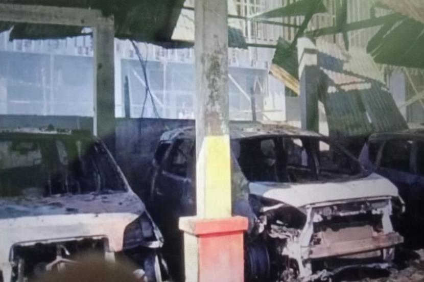 Polres Bulukumba turunkan labfor selidiki kebakaran 4 mobil dinas.