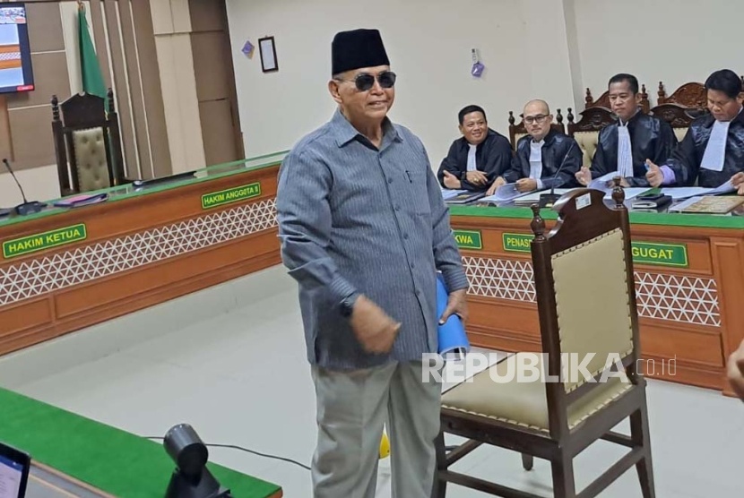 Pimpinan Mahad Al-Zaytun Indramayu, Panji Gumilang, mengikuti sidang dalam kasus dugaan penistaan agama di PN Indramayu.