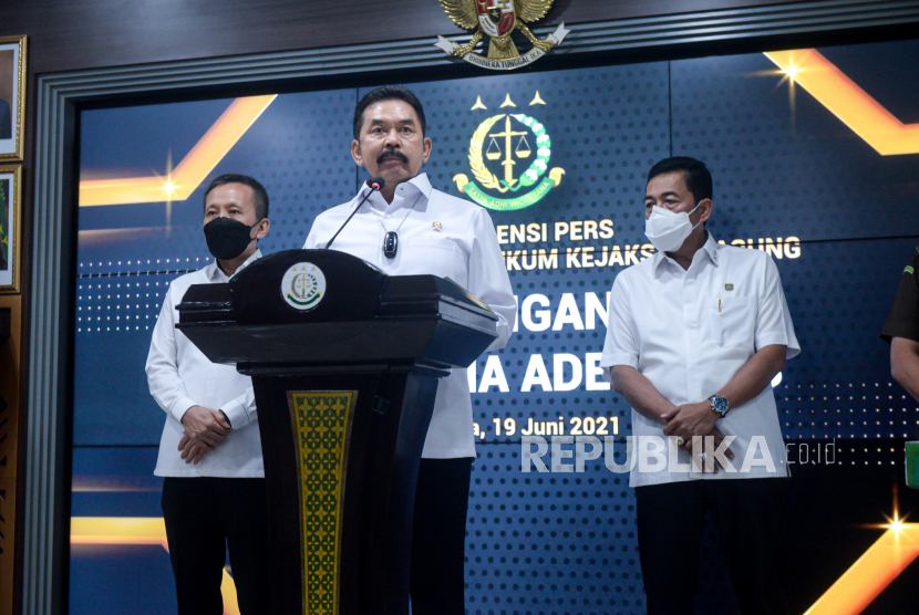 Jaksa Agung Republik Indonesia Sanitar Burhanuddin (kedua kiri) menyempaikan konferensi pers terkait pemulangan DPO Adelin Lis di Aula Penerangan Hukum Kejaksaan Agung, Jakarta, Sabtu (19/6). Buronan kejaksaan agung selama 13 tahun tersebut ditangkap otoritas Bandara Singapura dan dipulangkan secara deportasi akibat menggunakan paspor dengan data palsu. Adelin Lis terlibat kasus pembalakan liar dan dijatuhi hukuman 10 tahun penjara serta denda Rp119 miliar oleh Mahkamah Agung pada 2008. Republika/Thoudy Badai