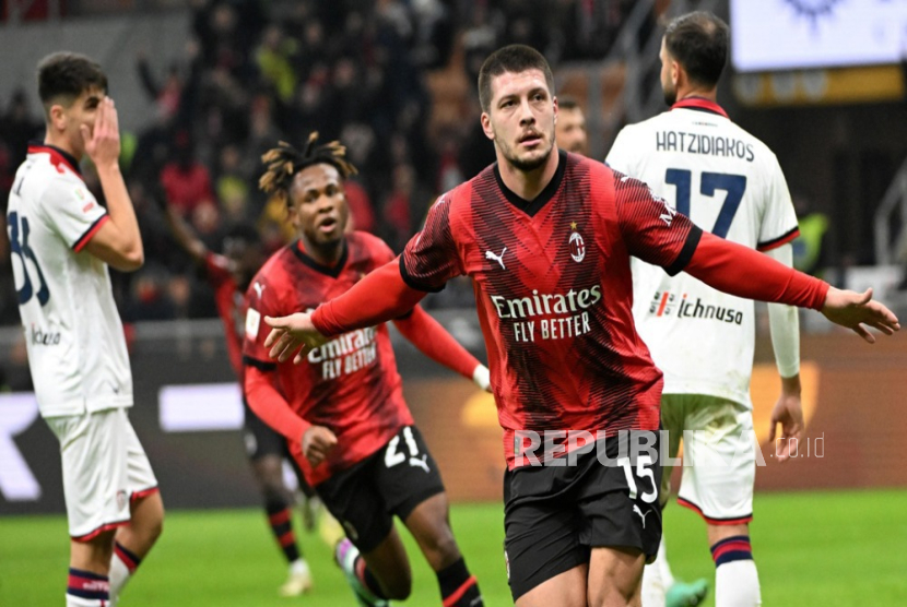 Penyerang AC Milan Luka Jovic melakukan selebrasi setelah mencetak gol pada pertandingan sepak bola Coppa Italia antara AC Milan dan Cagliari Calcio, di Milan, Italia,  Rabu (3/1/2023) dini hari WIB.