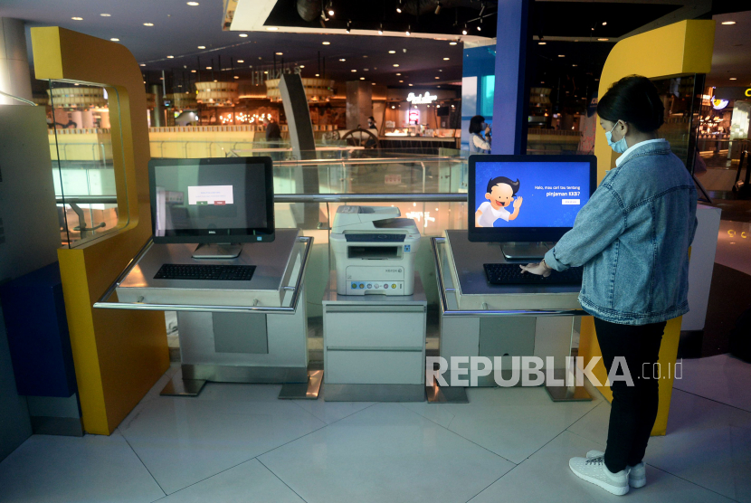 Aset BCA -- Nasabah melakukan transaksi di Gerai BCA Gandaria City Mall, Jakarta, Kamis (15/10). PT Bank Central Asia Tbk terus bertransformasi menjadi institusi keuangan yang peduli terhadap kebutuhan nasabah, terlebih di saat pendemi dimana fitur digital banking diharapkan dapat memberikan niai tambah kepada masyarakat.Prayogi/Republika.