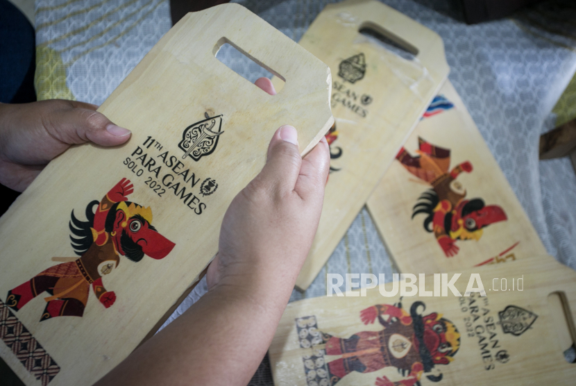 Perajin menyelesaikan pembuatan souvenir bertema maskot rajamala ASEAN Para Games 2022 di Kerten, Solo, Jawa Tengah, Kamis (28/7/2022). Pemerintah Kota Solo menggandeng sebanyak 34 UMKM yang nanti selama ASEAN Para Games akan membuka stand di venue dan hotel untuk memperkenalkan UMKM Solo. 