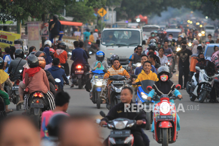Sejumlah warga memadati salah satu jalan protokol di Indramayu, Jawa Barat. Pemerintah melakukan berbagai upaya guna mencegah penyebaran COVID-19 salah satunya dengan penerapan Pembatasan Sosial Berskala Besar (PSBB), namun kebijakan tersebut masih saja diabaikan karena rendahnya kesadaran masyarakat