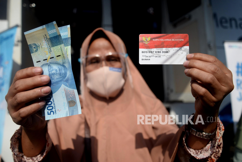 Penerima Bantuan Sosial Tunai Kartu Sembako Non PKH menunjukan kartu dan uang tunai (ilustrasi). PT Pos Indonesia menyalurkan BST ke delapan kecamatan terjauh.