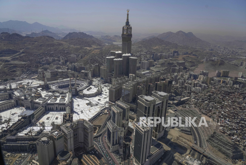 Jamaah haji mengelilingi Kabah di Masjidil Haram selama ibadah haji di Makkah, Arab Saudi, Senin, 17 Juni 2024.