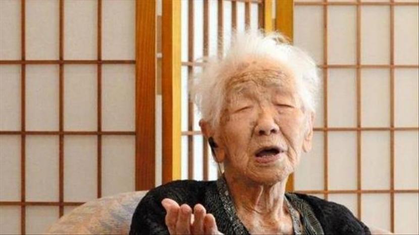 Tanaka, lahir pada 1903, merayakan ulang tahunnya di fasilitas perawatan tempat dia tinggal saat ini di Fukuoka, barat daya Jepang - Anadolu Agency
