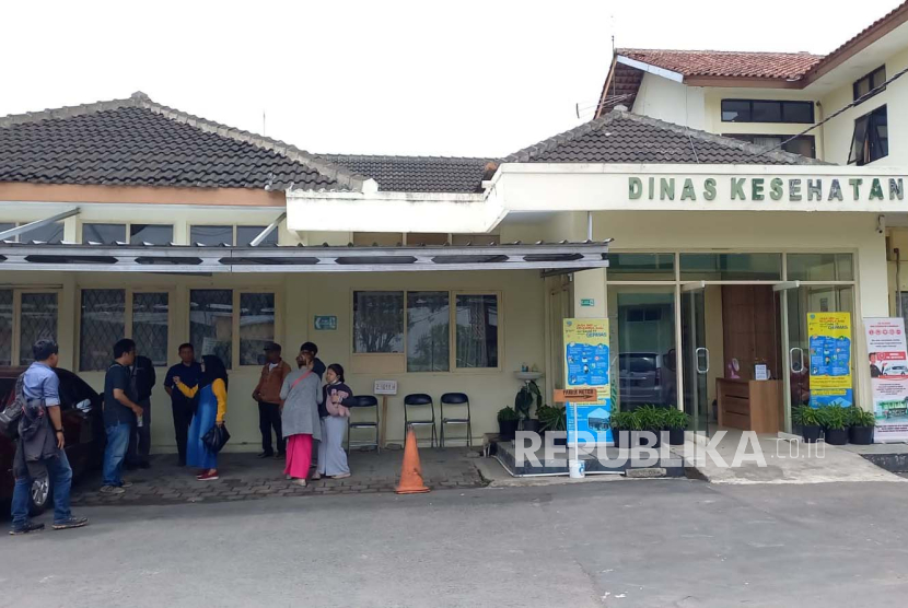 Warga mendatangi Kantor Dinkes Kota Tasikmalaya untuk mengadukan pelayanan salah satu klinik di wilayah Kecamatan Bungursari, Kota Tasikmalaya, Kamis (16/11/2023). 