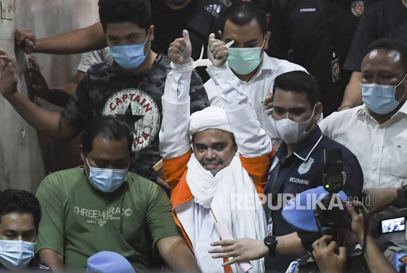 Imam Besar Front Pembela Islam (FPI) Habib Rizieq Shihab (tengah) berjalan menuju mobil tahanan usai diperiksa di Mapolda Metro Jaya, Jakarta, Minggu (13/12/2020) dini hari. Rizieq Shihab ditahan penyidik Ditreskrimum Polda Metro Jaya untuk kepentingan penyidikan perkara kasus dugaan pelanggaran protokol kesehatan COVID-19 terkait kerumunan di Petamburan, Tanah Abang, Jakarta pada 14 November lalu. ANTARA FOTO/Hafidz Mubarak A/pras.