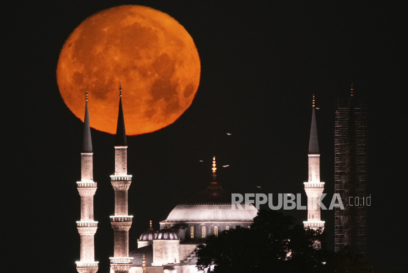 Bulan purnama di belakang Sultan Ahmed atau Masjid Biru era Ottoman di Istanbul, Turki, Jumat (21/6/2024). Bacaan Doa Sesudah Sholat Tahajud, Niat dan Keutamaannya