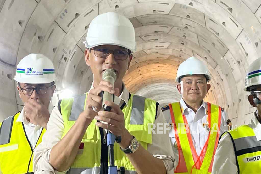 Penjabat (Pj) Gubernur DKI Jakarta Heru Budi Hartono meninjau pembangunan jalur MRT Fase 2A. Peninjauan dilakukan di sepanjang tunnel mulai dari kawasan Monas menuju Jalan M.H. Thamrin, Jakarta Pusat pada Rabu (18/10/2023).
